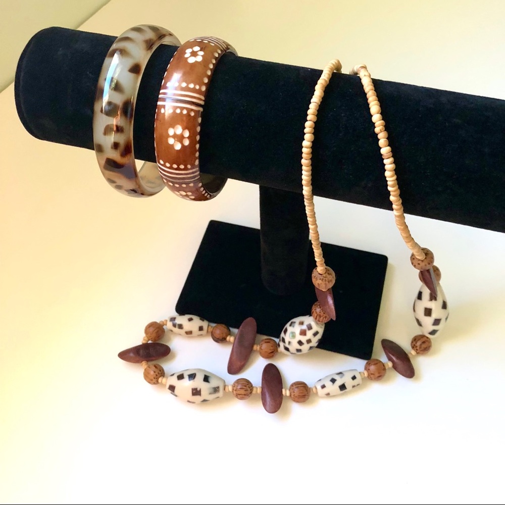 Set of African style necklace and bracelets.